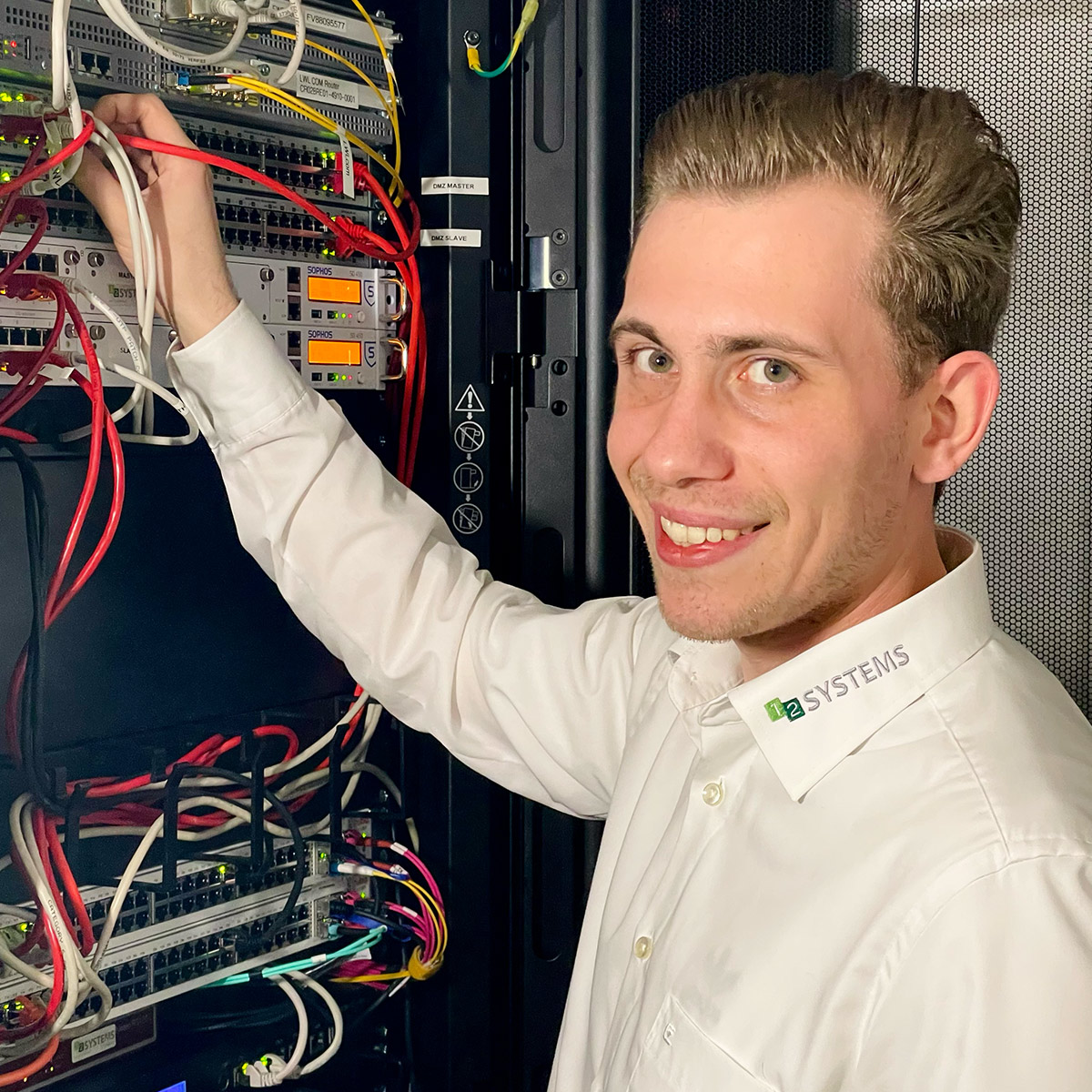 12systems-Techniker arbeitet an der Verkabelung eines Server-Racks