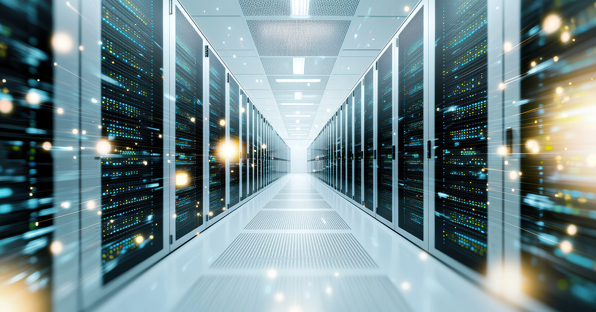Symmetrischer Korridor zwischen Server-Racks im ISO-27001-zertifizierten Rechenzentrum